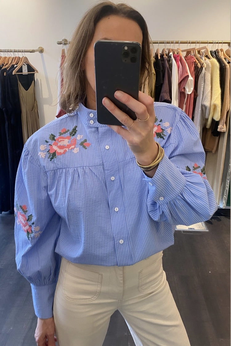 Chemise bleue brodée
