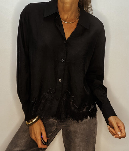 Chemise noire avec dentelle en bas