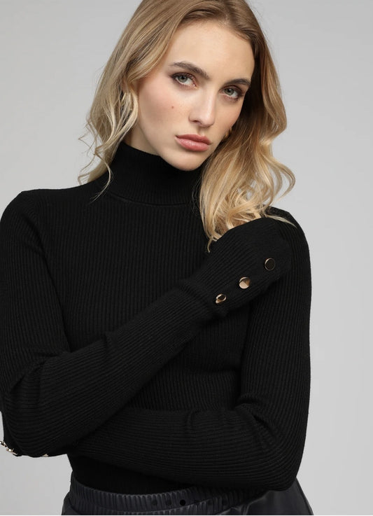 Pull col montant noir avec boutons dorés