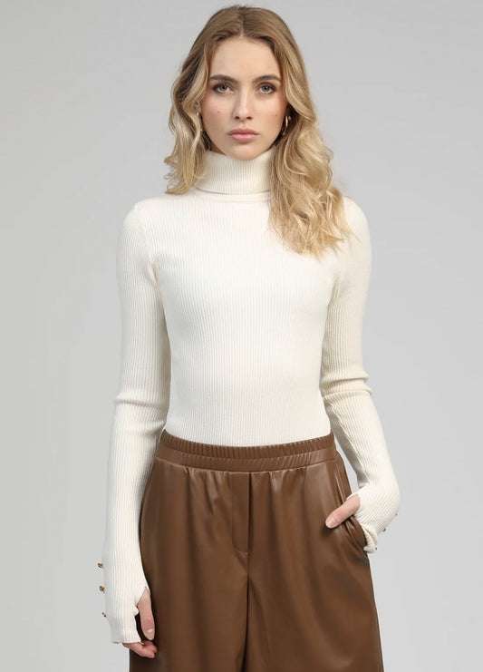 Pull col montant ivoire avec boutons dorés