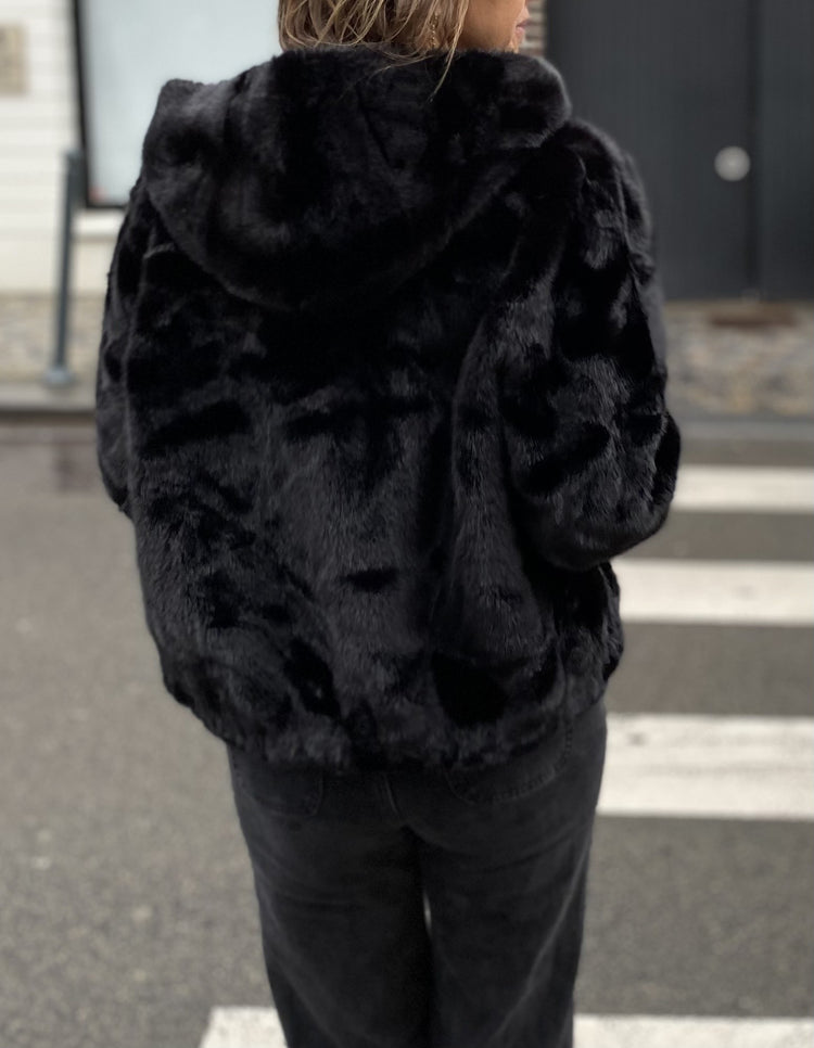 Manteau en fausse fourrure à capuche
