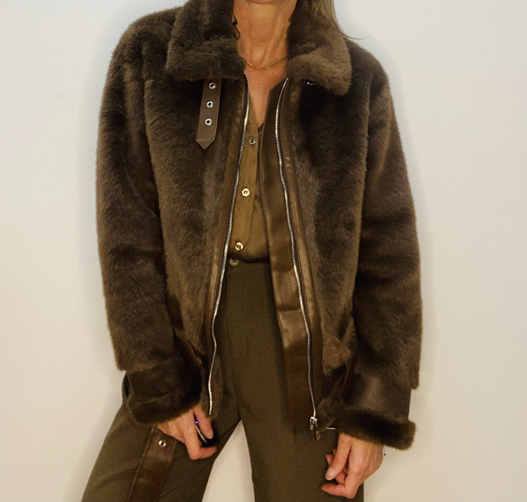 Veste style perfecto en fausse fourrure marron