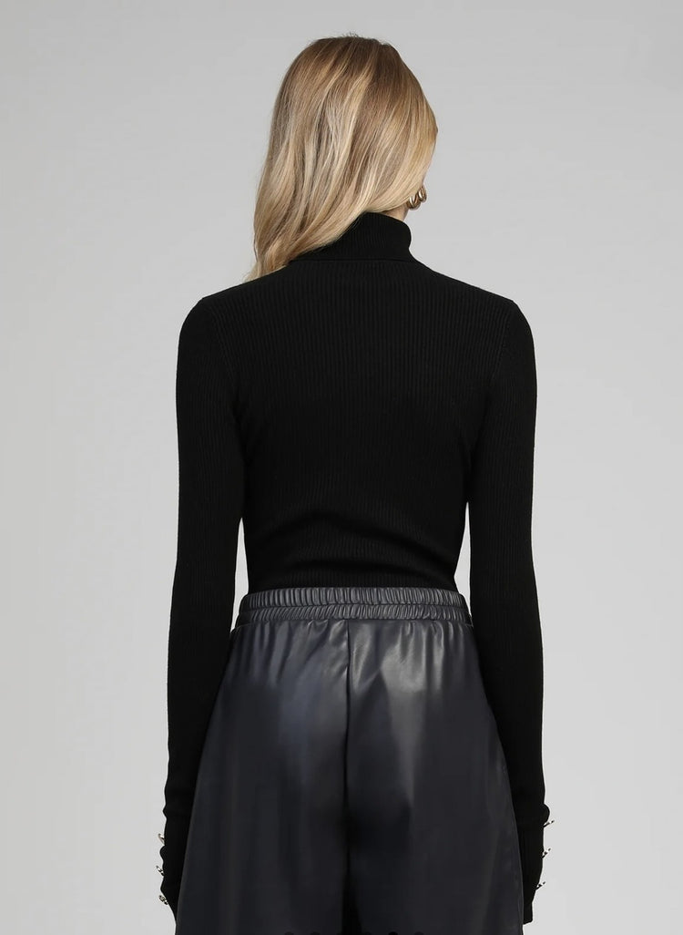 Pull col montant noir avec boutons dorés