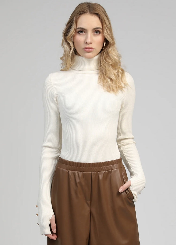Pull col montant ivoire avec boutons dorés
