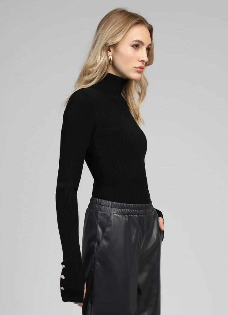 Pull col montant noir avec boutons dorés