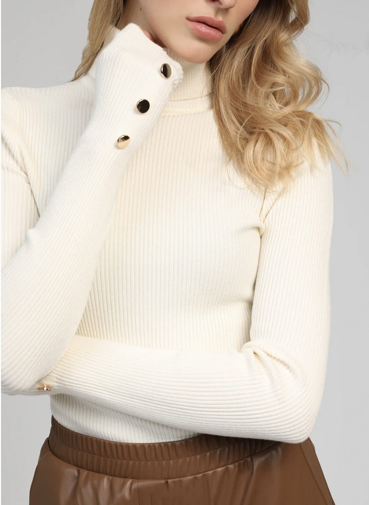 Pull col montant ivoire avec boutons dorés