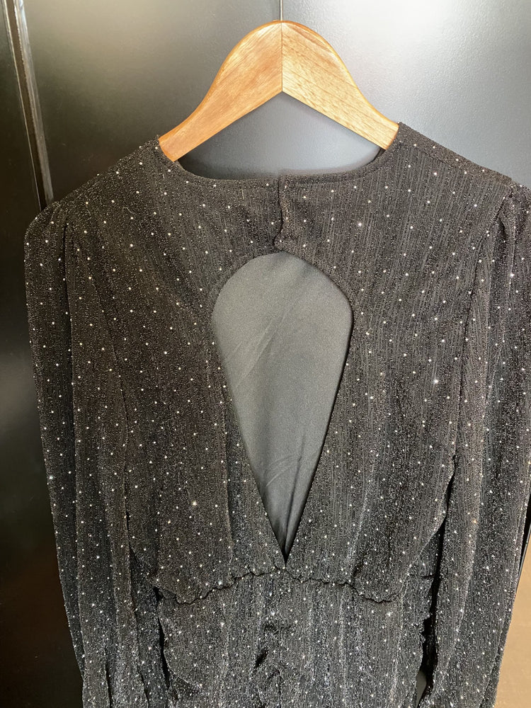 Robe noire cloutée ouverte dans le dos