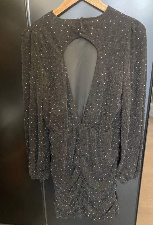 Robe noire cloutée ouverte dans le dos