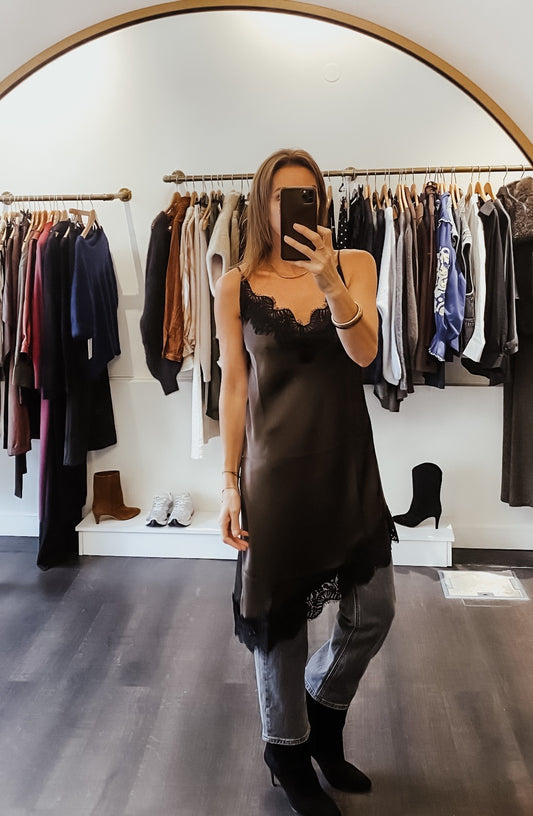 Robe asymétrique soyeuse kaki foncé à dentelle