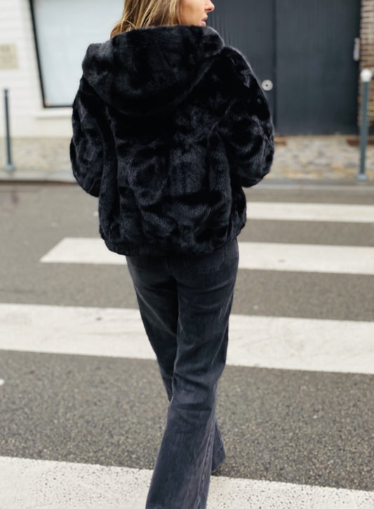 Manteau en fausse fourrure à capuche