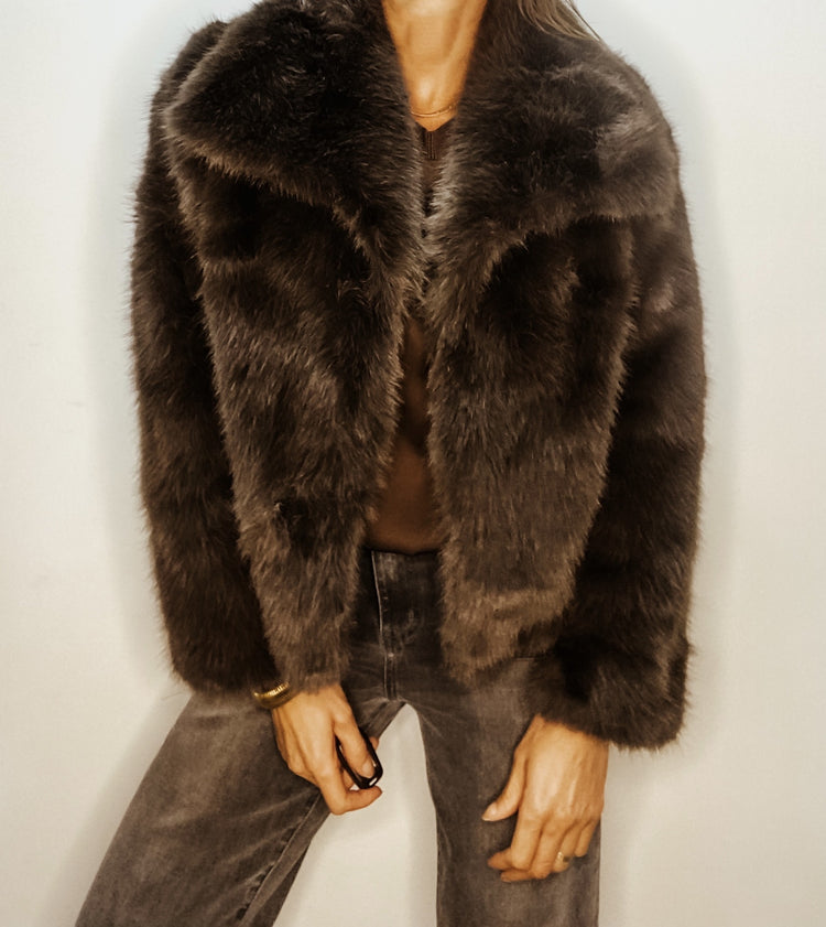 veste en fausse fourrure marron