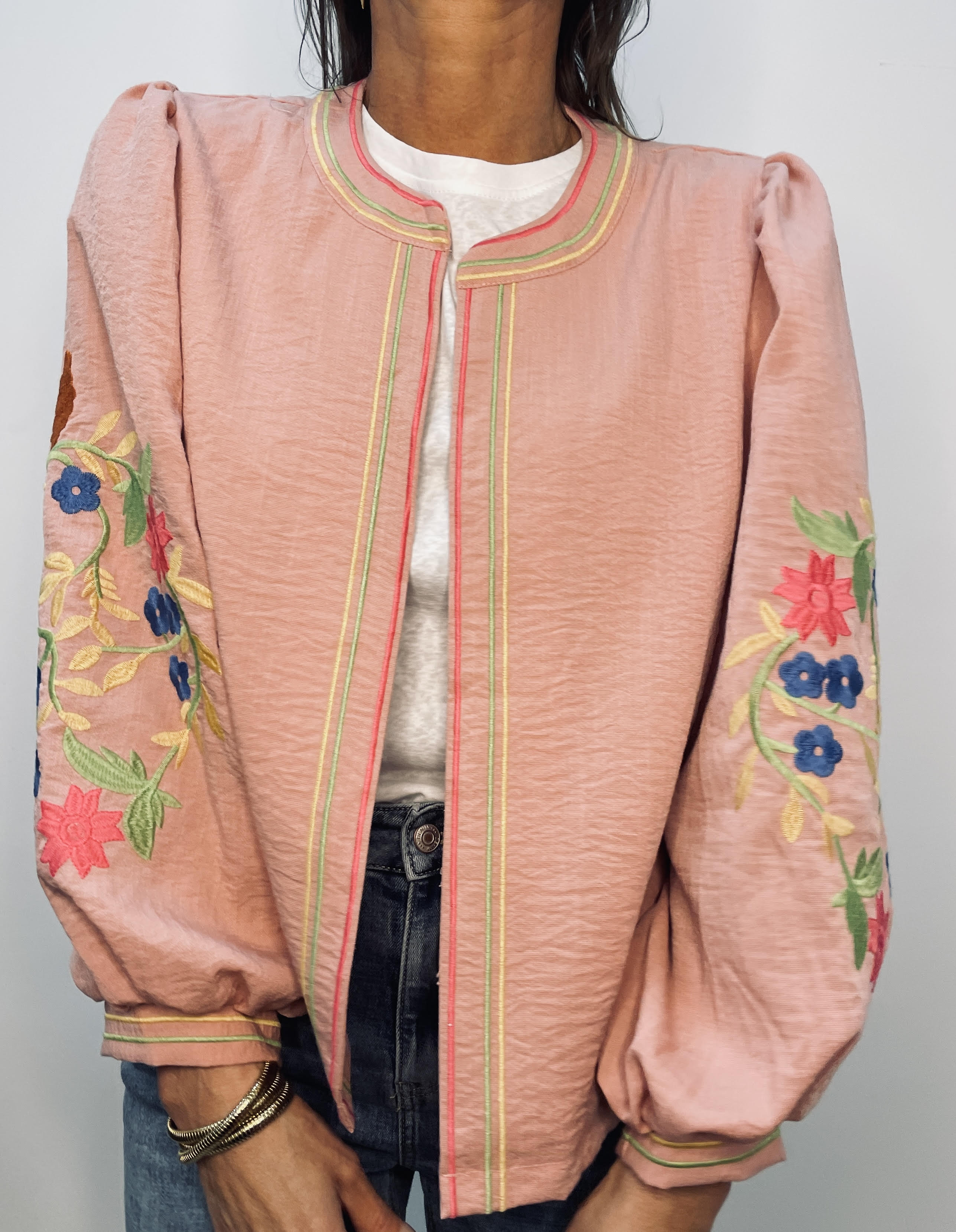 veste manches brodées